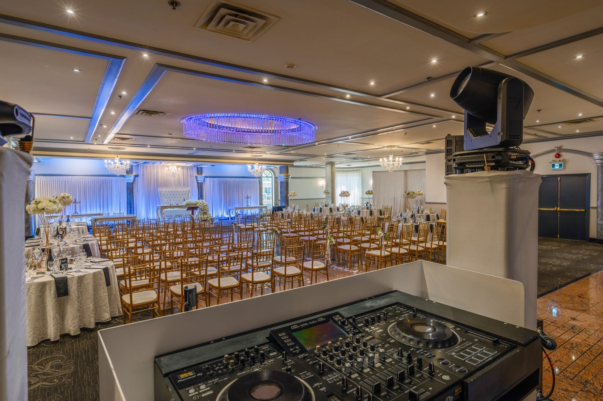 Console musicale devant une salle préparée pour une cérémonie